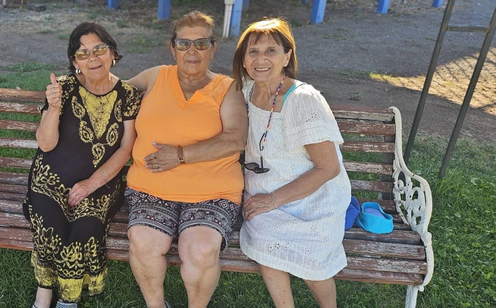 Tres mujeres compartiendo durante un paseo