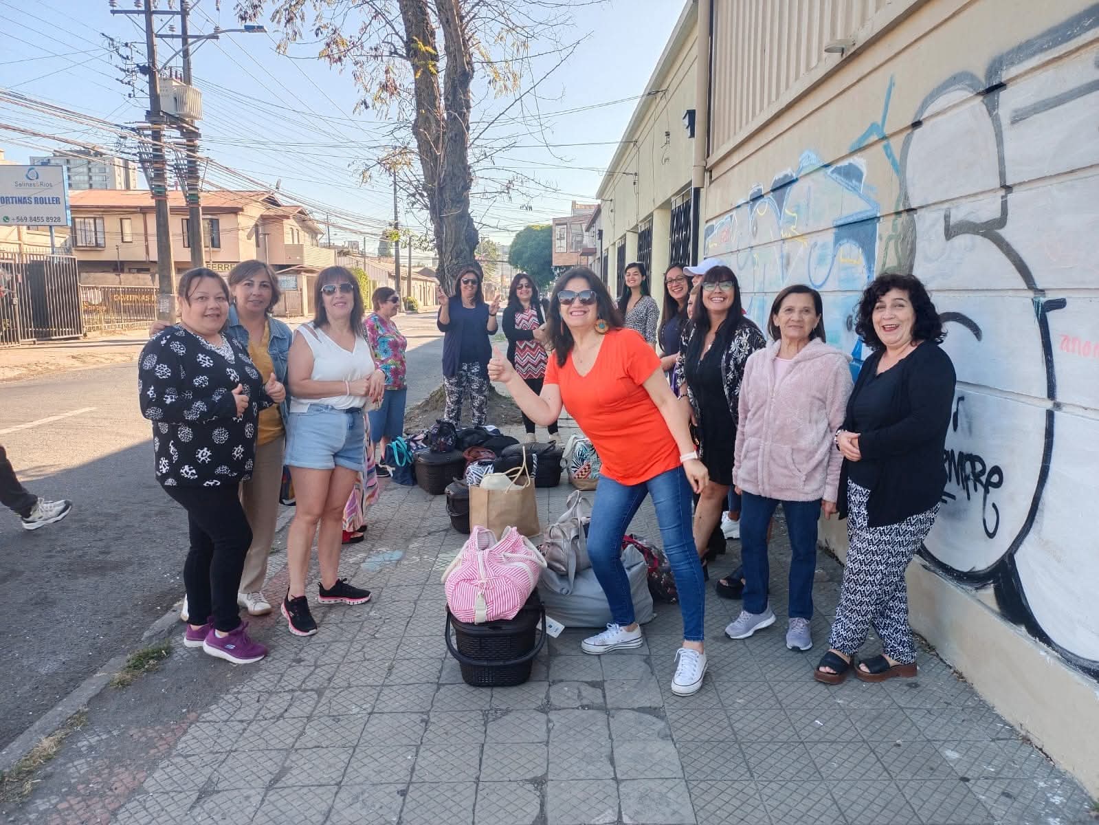 Mujeres reunidas antes de salir a una actividad
