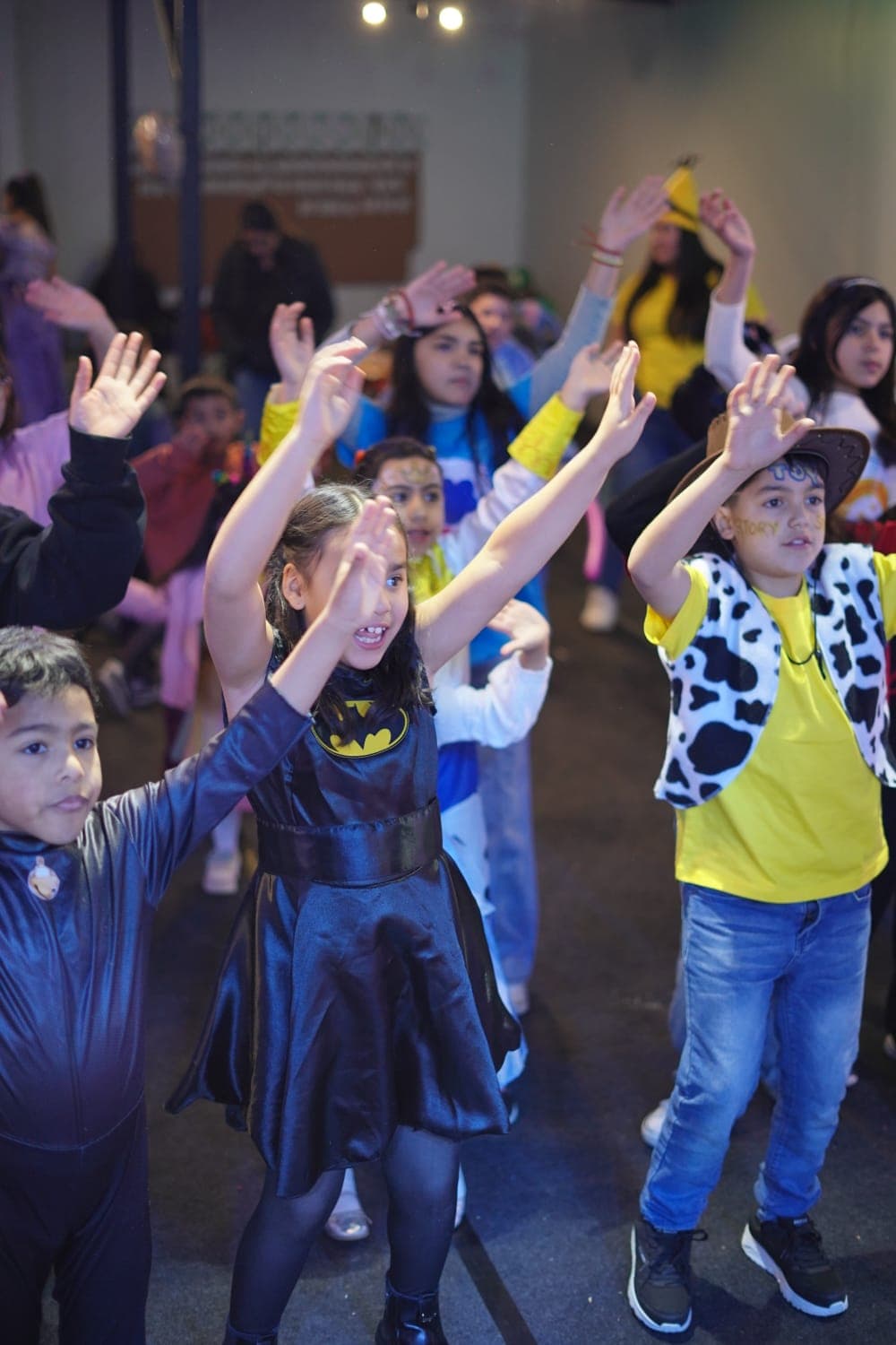 Niños disfrazados bailando