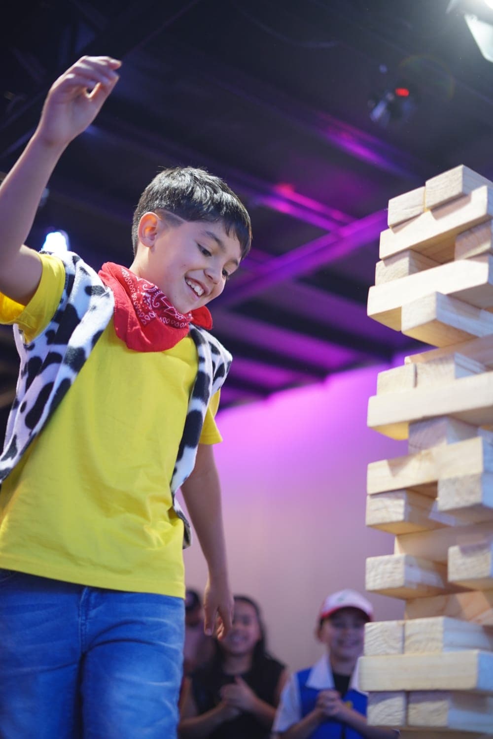 Niño jugando al Jenga gigante