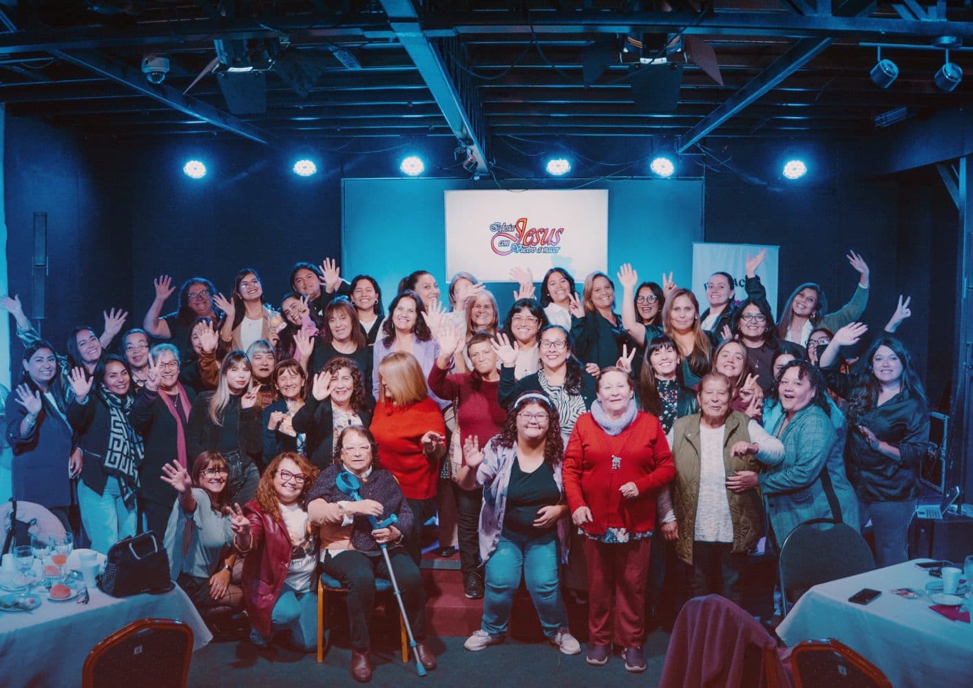 Mujeres de la iglesia reunidas