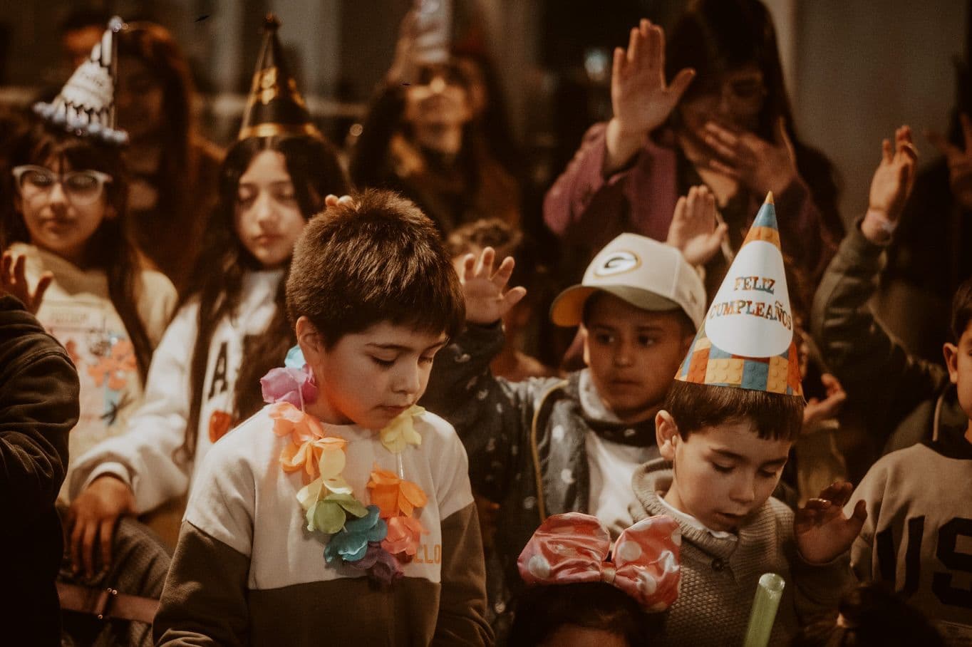 Niños celebrando en una actividad de la iglesia