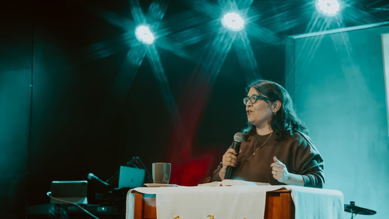 Prédica en una reunión de la iglesia
