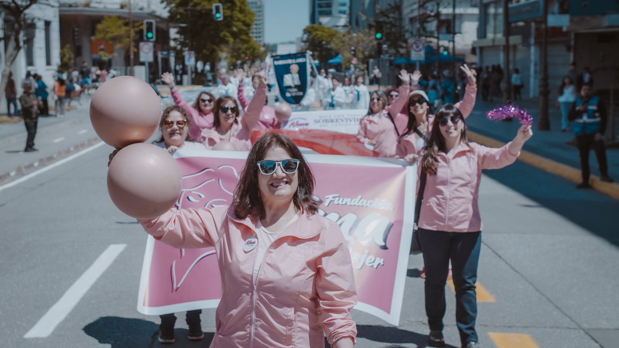 Integrantes de Alma de Mujer avanzan con globos y el lienzo de la fundación por el centro de Concepción
