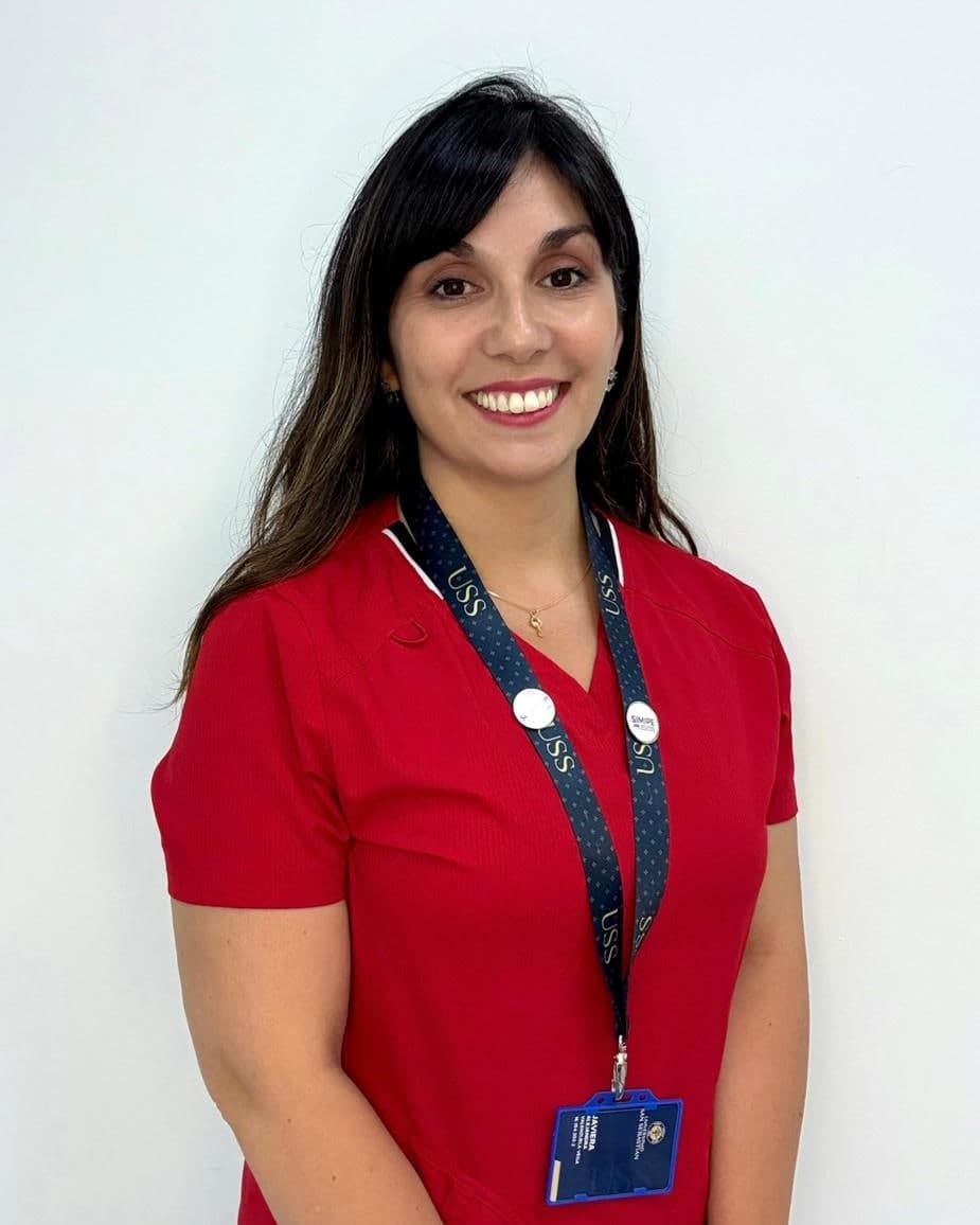 Javiera Valenzuela, matrona, con su uniforme clínico