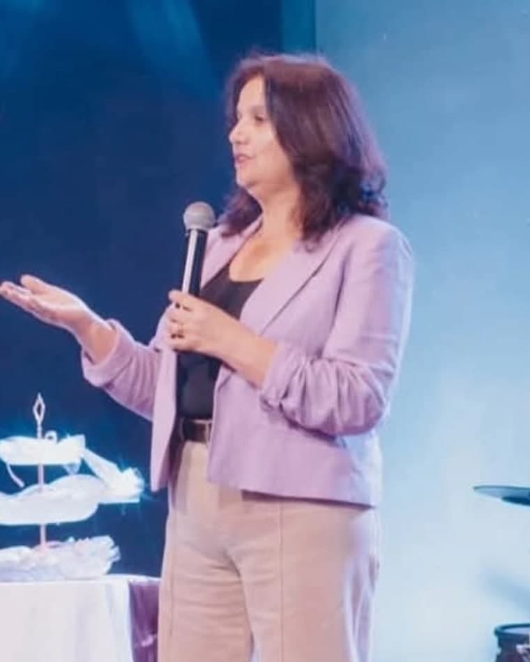 Paula Cerda hablando con un micrófono en un encuentro de mujeres